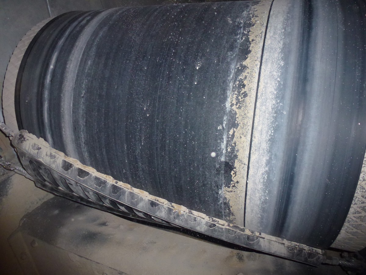 為解決傳送帶上的回運(yùn)物料問題，技術(shù)人員安裝了 CleanScrape? 清掃器。(圖2)