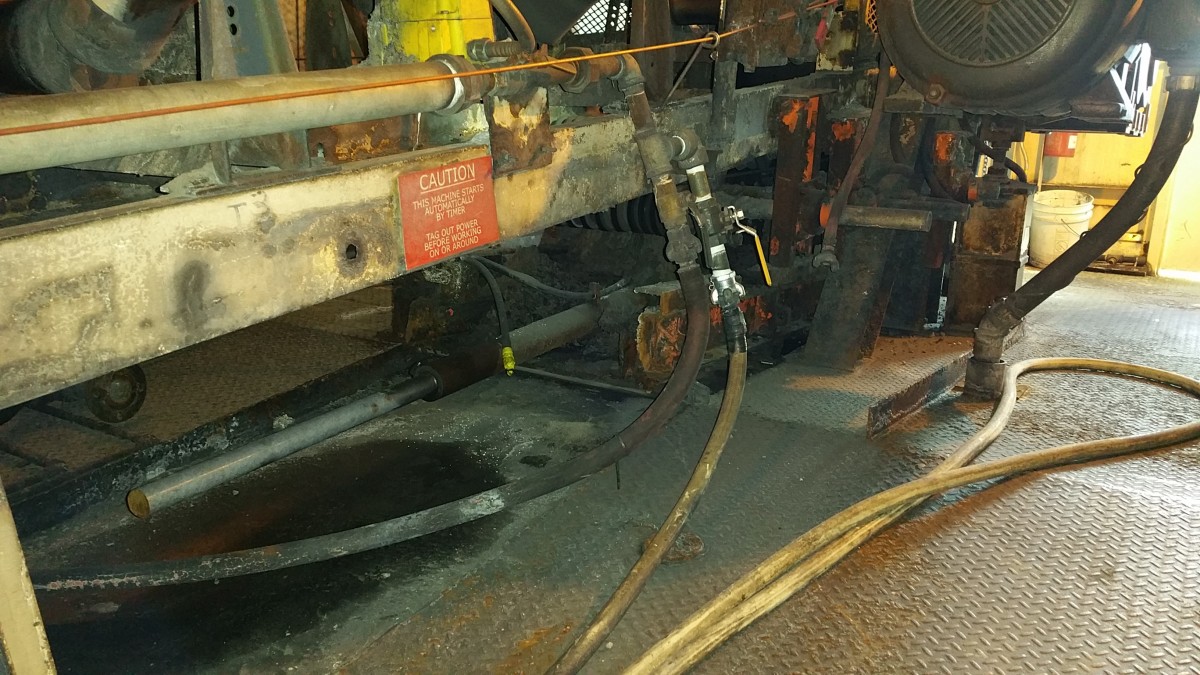 為解決傳送帶上的回運(yùn)物料問題，技術(shù)人員安裝了 CleanScrape? 清掃器。(圖3)